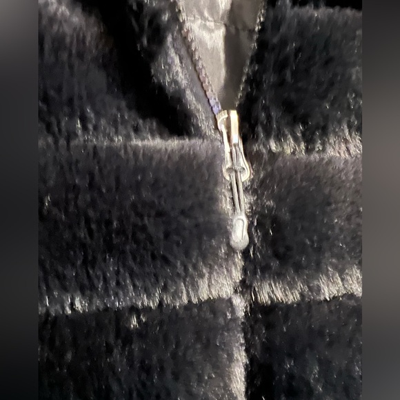 ☁️ SOFT☁️Faux Fur Black Vest , Zip Front , Pockets , Silky Lining - SO SOFT!!!’ - Picture 4 of 9